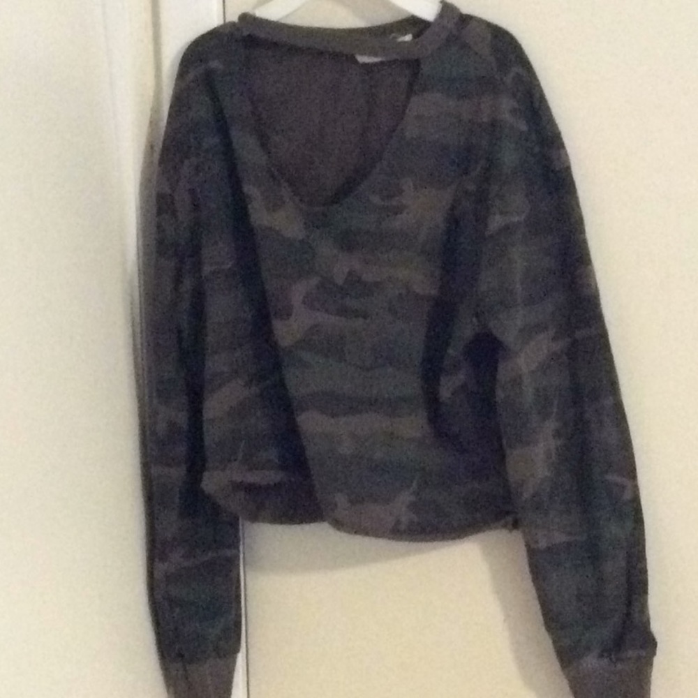 Camo cropped shirt with cutout in front
